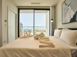 Luxury Apartment with Panoramic Sea views in Mercury Towers