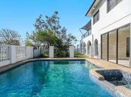 Byron Bay Beachfront Holiday Apartment - Pool, Ocean Views, 3 Bedrooms, Family & Group Accommodation