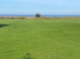 Sea View Holiday Chalet, access to sandy beach - Pets go free, hotel i Winterton-on-Sea