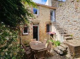 Logis Philiberte 3 chambres centre bourg des Epesses à 5min du Puy du Fou, Hotel in Les Épesses