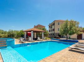 Villa With Pool, Jacuzzi, Sauna, Fitness, Playground & Wine Cellar, ξενοδοχείο σε Gostinjac