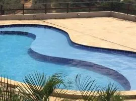 Flat Condomínio Topo da Montanha 507 fica a 5km do centro