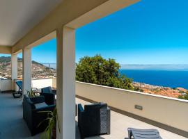 GuestReady - Spacious stay with sea views, Hotel in Caniço