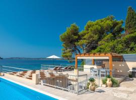 Beachvilla AdriaStone with Pool and Jacuzzi, hotel u gradu Orebić