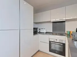 Heathrow Retail Park Apartment Sleeps SEVEN Turbo WiFi