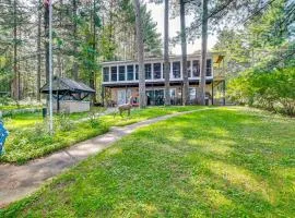 Waterfront Berry Lake Getaway w/ Sunroom!
