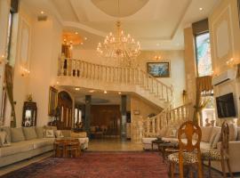 villa white hall, hotel v destinaci Yehud