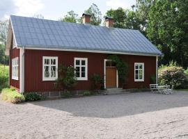 Lovely chalet in the centre of lake Åsnen, hotel v destinaci Urshult