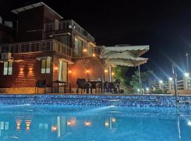 Skyview Villa Udaipur with private pool 4Bhk Villa, hotel v destinaci Udajpur