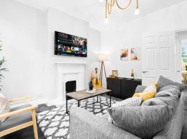 Stylish 3 Bedroom House - 6 Guests - Garden - Parking - Netflix - Wifi - 17M, hotel in Birmingham