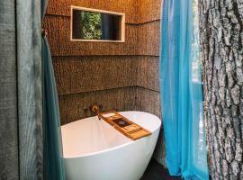Treetop Hideaways: Redbud Treehouse in Chattanooga, cabin nghỉ dưỡng ở Chattanooga