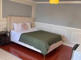 Studio Living,Quiet Neighborhood, Near Airport