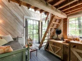 Treetop Hideaways: Luna Loft Treehouse