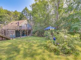 Cozy Boothbay Studio with Patio about 5 Mi to Harbor!, hotel in Boothbay