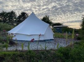 Glamping Meadow Bell Tent, Zelt-Lodge in Stithians