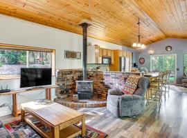 Woodsy Cabin Retreat about 4 Mi to Crescent Lake!, ξενοδοχείο σε Odell Lake