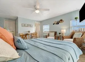 The Seashell Suite with Private Balcony and Walk to Beach