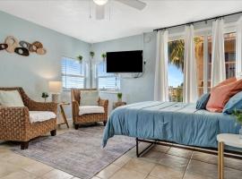 The Seashell Suite with Private Balcony and Walk to Beach, Hotel in Clearwater Beach