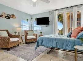 The Seashell Suite with Private Balcony and Walk to Beach