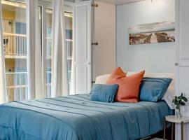 The Seashell Suite with Private Balcony and Walk to Beach, hotel in Clearwater Beach