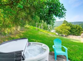 Roanoke Mountain Home 4 Mi to Blue Ridge Parkway!, hotel v destinaci Roanoke