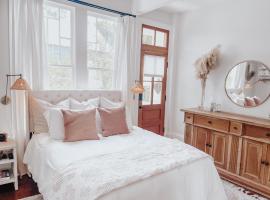 Guesthouse on Girod, homestay di Mandeville