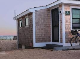 Peaceful Waterfront Beach Cottage!, hotel en Truro