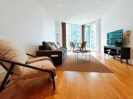 Two Bedroom Luxury Waterfront Apartment in London