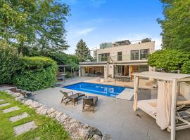 Majestic Poolside Villa with Jacuzzi, Pool, Panoramic Views, Hotel mit Whirlpools in Brunn am Gebirge