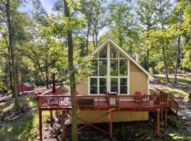 Modern Cabin w Hot Tub & Indoor Pool Gym Access!, hotel a Hedgesville