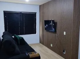 Apartamento mobiliado com ar condicionado em um quarto