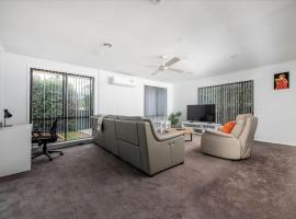 Hidden Gem In Gowrie، فندق في Tuggeranong