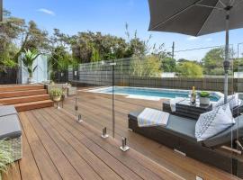 The Pelican - Stylish Poolside Oasis, hotel a Blairgowrie