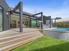 Villa Aquarius - Gas Heated Pool Spa Luxury, khách sạn ở Blairgowrie