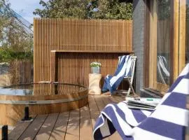 Braeside Hot Tub Retreat - 400m to Bridgewater Bay
