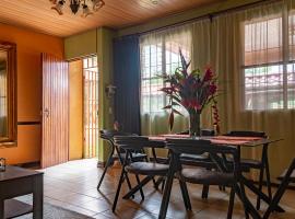 Cozy 3 Bedroom House 5mins from the Airport, hotel v destinaci Alajuela