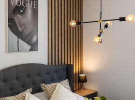 Honoris Apartment - Brand new - Private parking - 90 m from the beach- Terrace، فندق في سلانو