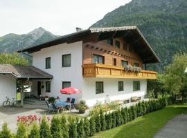 Spacious holiday home with garden, hotel in Holzgau