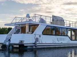 Lieblingsplatz Parey - schwimmendes Living Luxboot