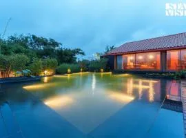 StayVista at Stonescape Villa with Pool, Lawn & Mountain View