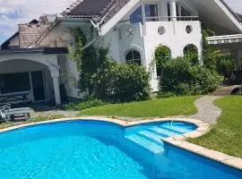 Rooms Adax with huge Garden, Swimming Pool and BBQ