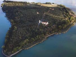 Isola Polvese Resort – hotel w mieście Castiglione del Lago