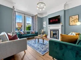 5-Bedroom Stunning, Luxurious & Stylish Manor with Games Room, Private Parking & Garden, Central Gloucester, Cotswolds Retreat Sleeps up to 12 - WORK CONTRACTORS and SUMMER SPECIAL OFFER! - by Blue Puffin Stays