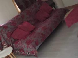 Mobilhome vintage dans camping a la ferme, hotel in Ponteilla