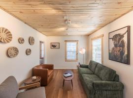 #StayinMyDistrict Brussels Bungalow, bangal&ocirc; em North Bend