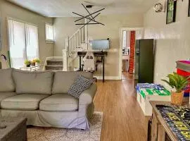 Modern Luxe 3BR 1BA with Bar 9