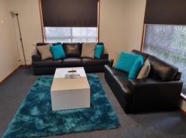 WI -FI- Netflix- Super Comfiest 3 Bedroom Home With Massive 21Metre Driveway Space for boat & Caravan, hotel in Portland