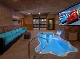 Blackberry Springs: Private Indoor Pool Theater, отель в городе Гатлинберг