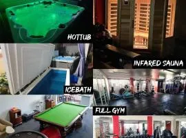 Hot Tub, Ice Bath, Gym, Sauna, Pool Table Coorparoo Haven