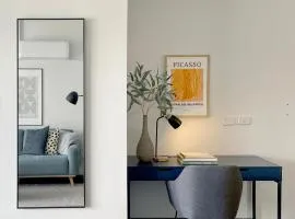 Stylish Executive City Pad w Parking and Pool